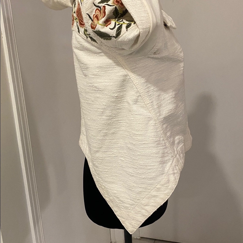 BCBG MAX Azria
Off-White long sleeved floral Embroidered Jacket Size X-Small - Picture 9 of 17